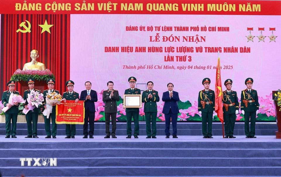 Thủ tướng Phạm Minh Chính trao danh hiệu Anh hùng Lực lượng vũ trang lần thứ 3 của Chủ tịch nước cho Lực lượng vũ trang Thành phố Hồ Chí Minh. (Ảnh: Dương Giang/TTXVN)