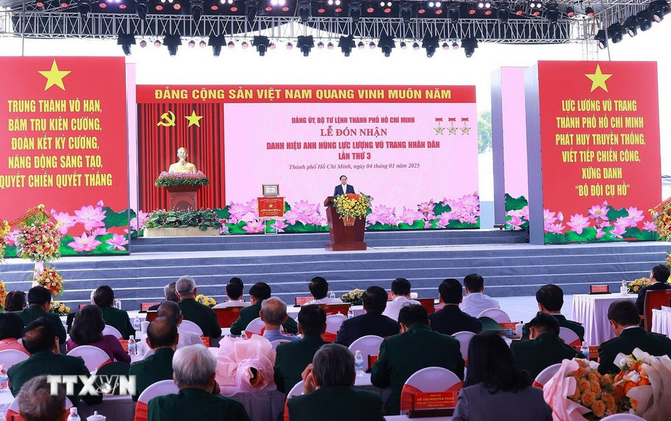 Thủ tướng Phạm Minh Chính phát biểu tại Lễ đón nhận danh hiệu Anh hùng Lực lượng vũ trang lần thứ 3 của Lực lượng vũ trang Thành phố Hồ Chí Minh. (Ảnh: Dương Giang/TTXVN)