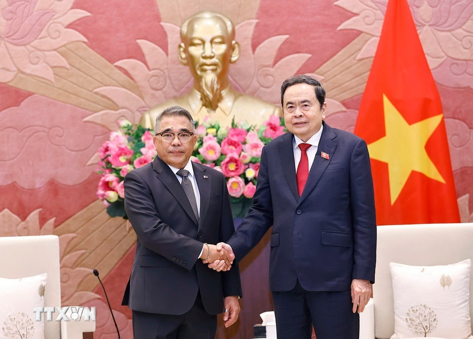 Chủ tịch Quốc hội Trần Thanh Mẫn tiếp Đại sứ Philippines Meynardo Los Banos Montealegre đến chào từ biệt. (Ảnh: Doãn Tấn/TTXVN)