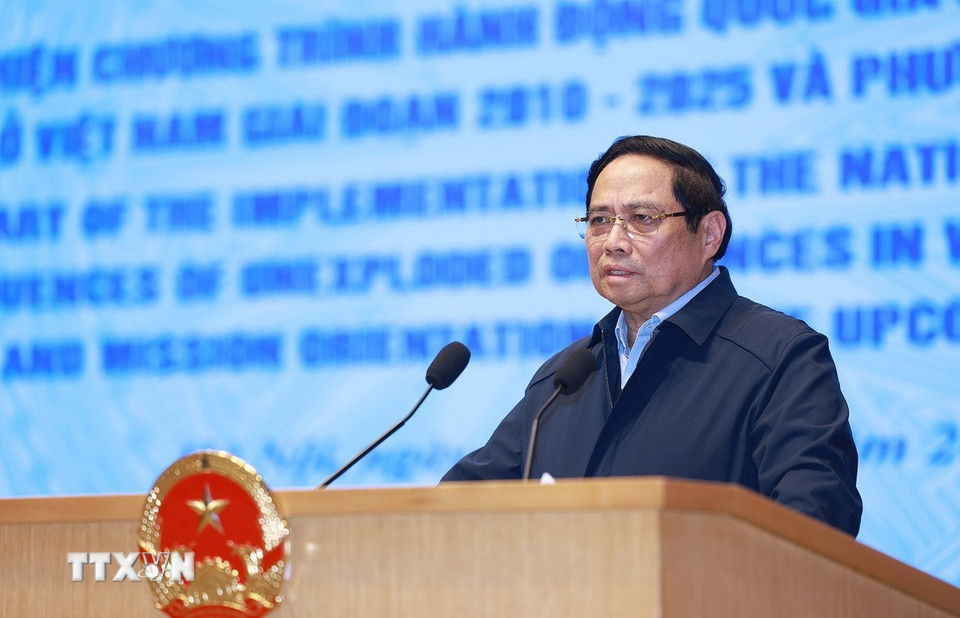 Thủ tướng Phạm Minh Chính phát biểu chỉ đạo Hội nghị tổng kết thực hiện Chương trình hành động quốc gia khắc phục hậu quả bom mìn sau chiến tranh ở Việt Nam. (Ảnh: Dương Giang/TTXVN)