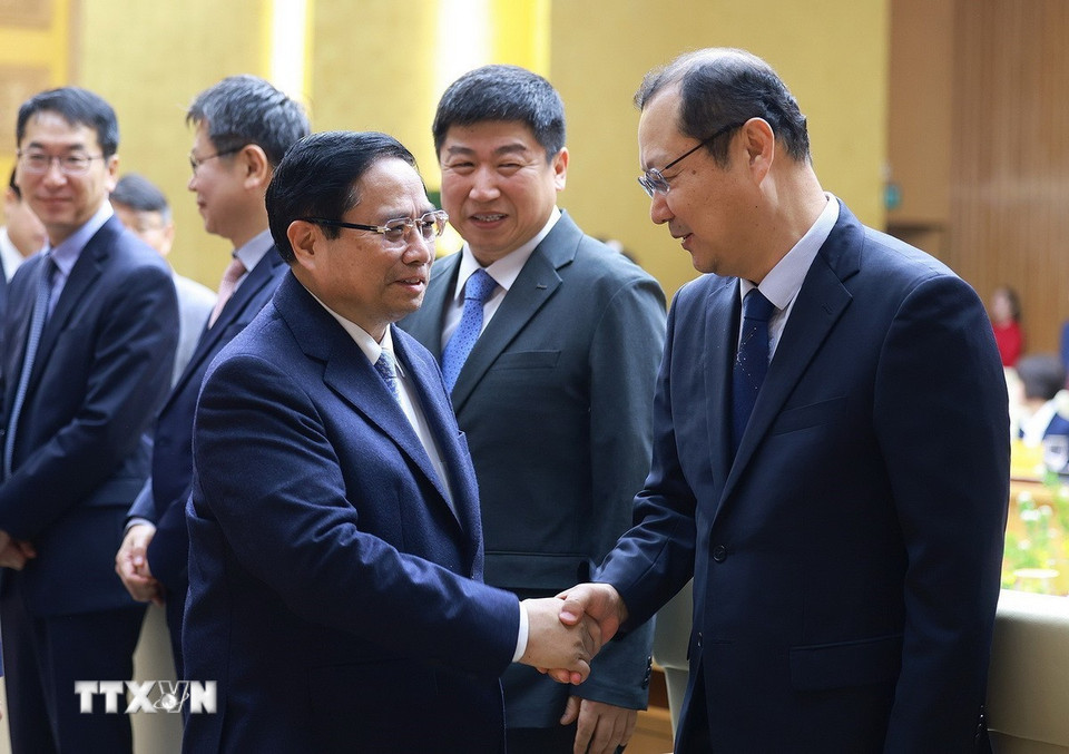 Thủ tướng Phạm Minh Chính với đại diện các doanh nghiệp Hàn Quốc. (Ảnh: Dương Giang/TTXVN)