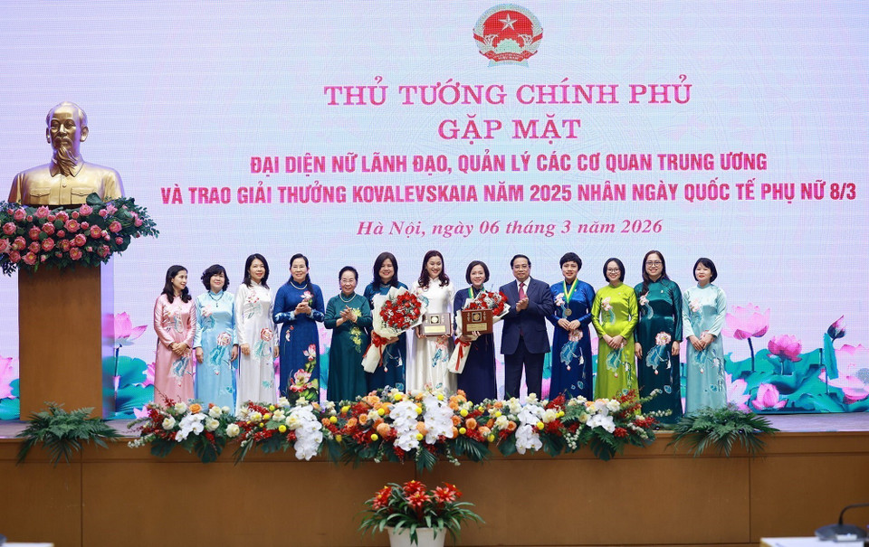 Thủ tướng Phạm Minh Chính trao Giải thưởng Kovalevskaia năm 2025 cho Tập thể các nhà khoa học nữ Khoa kỹ thuật Thực phẩm, Trường Hóa và Khoa học sự sống, Đại học Bách khoa Hà Nội và Giáo sư, tiến sỹ Trần Thị Việt Nga, Viện trưởng Viện Công nghệ cao Việt Nhật, Giảng viên cao cấp Khoa Kỹ thuật Môi trường, Trường Đại học Xây dựng Hà Nội. (Ảnh: Dương Giang/TTXVN)
