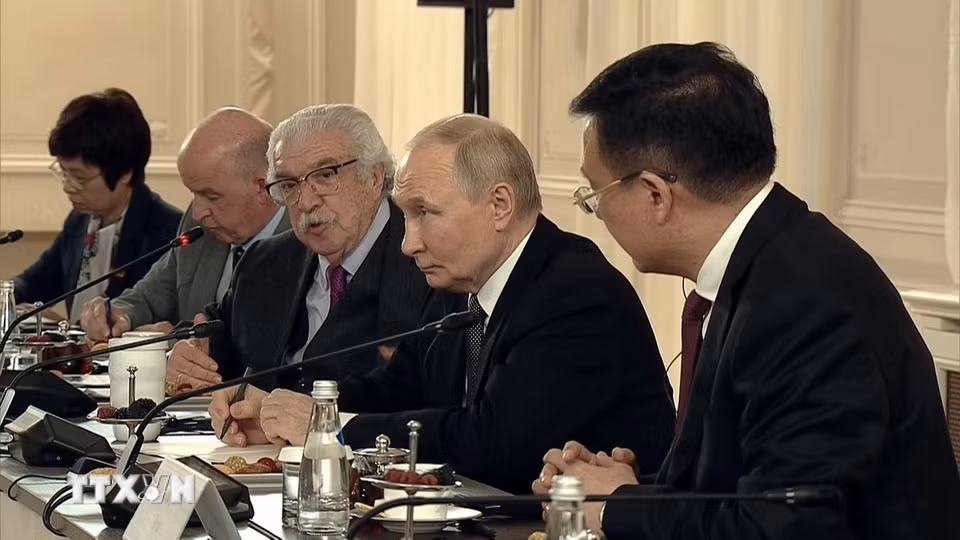 Tổng thống Liên bang Nga Vladimir Putin tại cuộc gặp với Trưởng đoàn đại biểu các Hãng thông tấn OANA và đại diện cơ quan truyền thông lớn trên thế giới. (Ảnh: Quang Vinh/TTXVN)