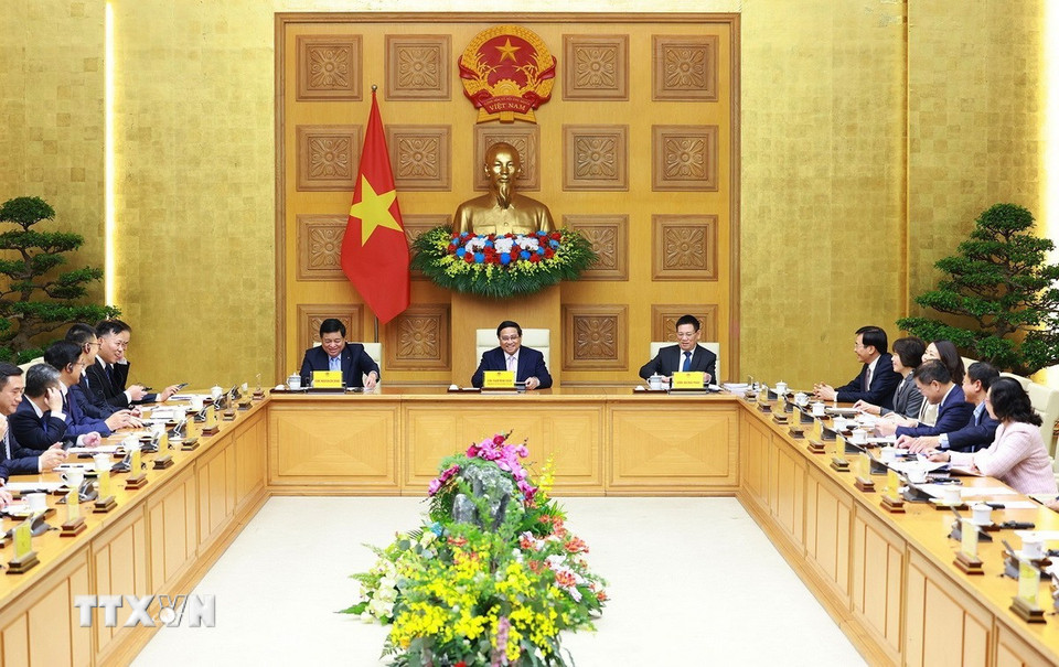 Thủ tướng Phạm Minh Chính và các Phó Thủ tướng chủ trì tọa đàm với các doanh nghiệp Trung Quốc. (Ảnh: Dương Giang/TTXVN)