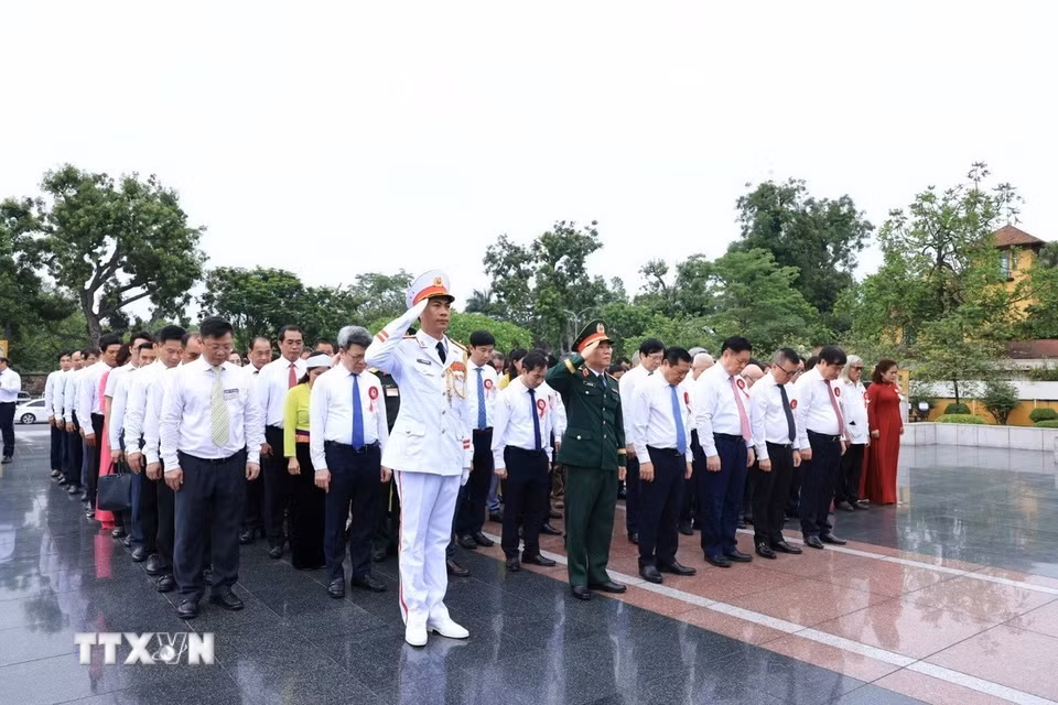 Các đại biểu dâng hương tại Đài tưởng niệm các Anh hùng liệt sỹ. (Ảnh: Tuấn Anh/ TTXVN)