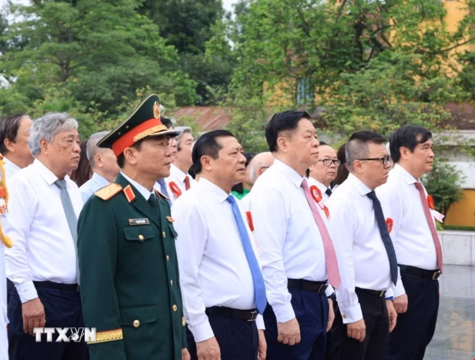 Các đại biểu dâng hương tại Đài tưởng niệm các Anh hùng liệt sỹ. (Ảnh: Tuấn Anh/ TTXVN)