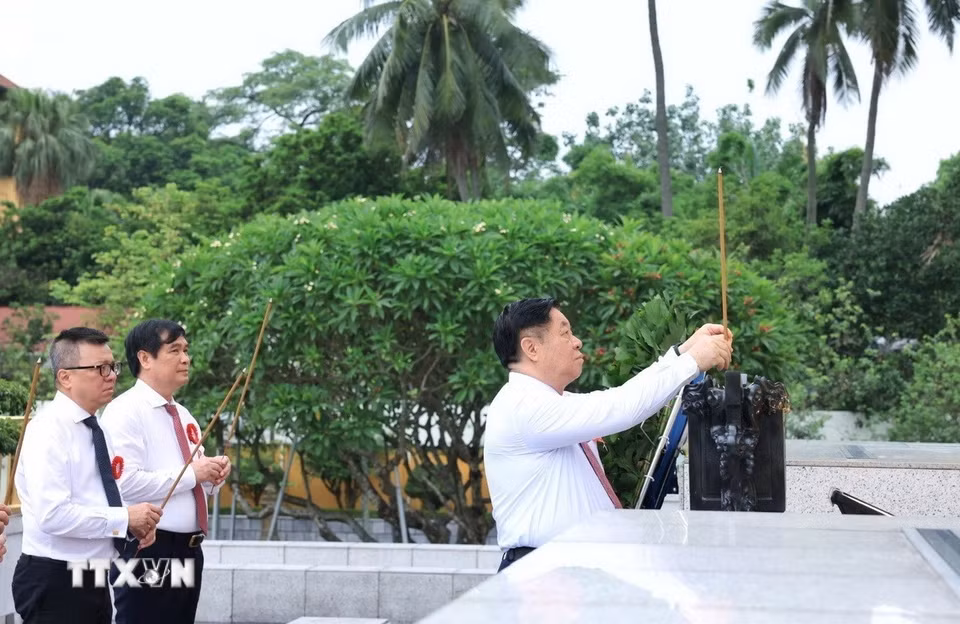 Đồng chí Nguyễn Trọng Nghĩa, Ủy viên Bộ Chính trị, Bí thư Trung ương Đảng, Trưởng ban Tuyên giáo và Dân vận Trung ương dâng hương tại Đài tưởng niệm các Anh hùng liệt sỹ. (Ảnh: Tuấn Anh/TTXVN)