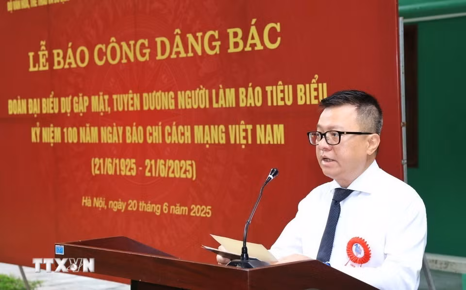Phó Trưởng Ban Tuyên giáo và Dân vận Trung ương, Chủ tịch Hội Nhà báo Việt Nam, Tổng Biên tập Báo Nhân Dân Lê Quốc Minh thay mặt các đại biểu báo công dâng Bác tại Nhà 67 trong Khu Di tích Chủ tịch Hồ Chí Minh. (Ảnh: Tuấn Anh/TTXVN)