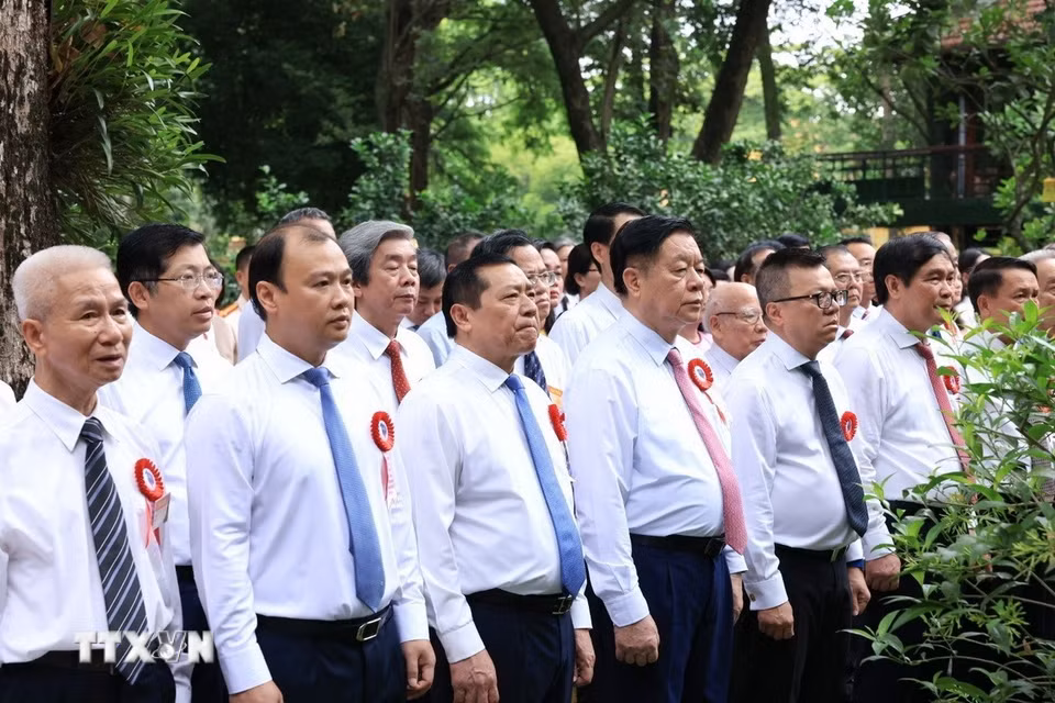Các đại biểu dự lễ báo công dâng Bác tại Nhà 67 trong Khu Di tích Chủ tịch Hồ Chí Minh. (Ảnh: Tuấn Anh/TTXVN)