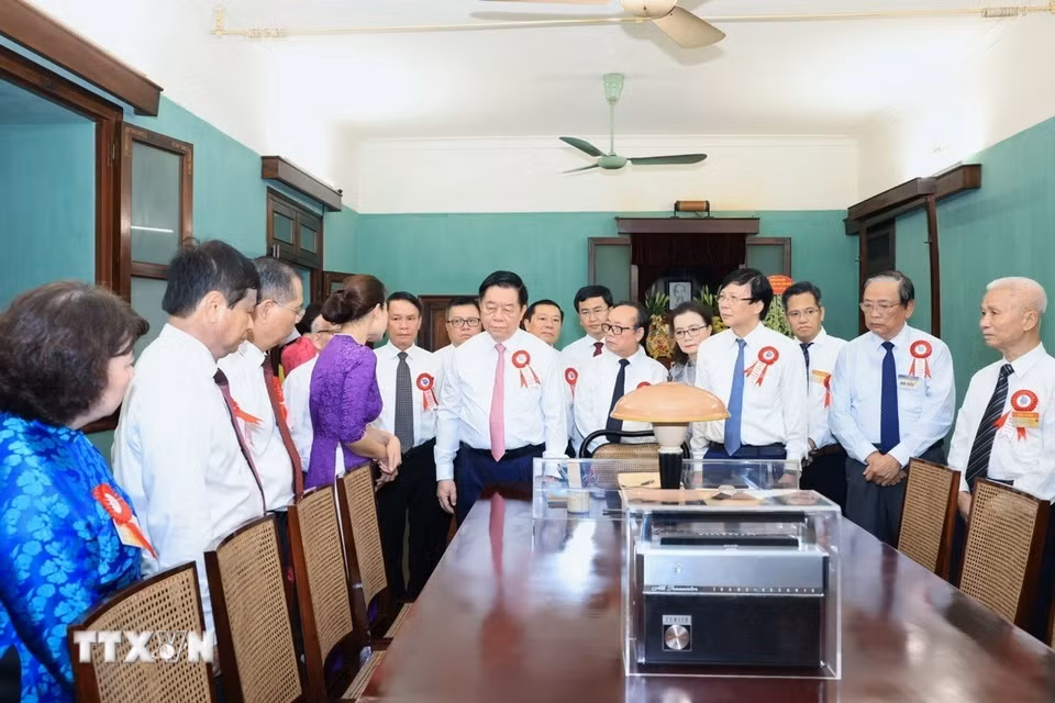 Các đại biểu tham quan Nhà 67 trong Khu Di tích Chủ tịch Hồ Chí Minh. (Ảnh: Tuấn Anh/TTXVN)