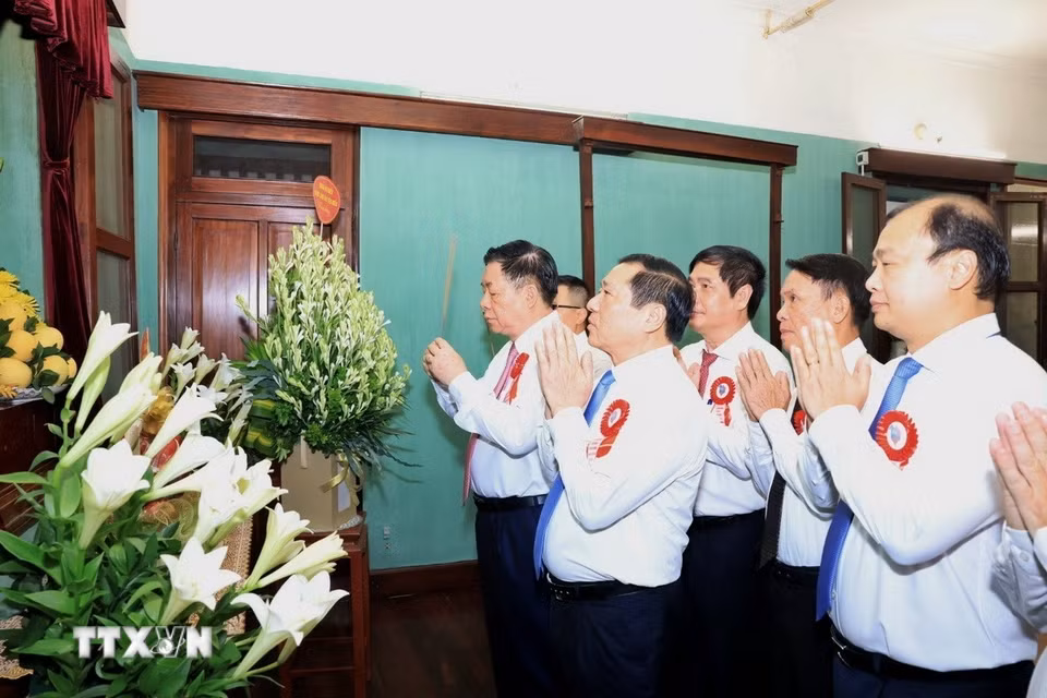 Các đại biểu dâng hương tưởng niệm Chủ tịch Hồ Chí Minh tại Nhà 67 trong Khu Di tích Chủ tịch Hồ Chí Minh tại Phủ Chủ tịch. (Ảnh: Tuấn Anh/TTXVN)