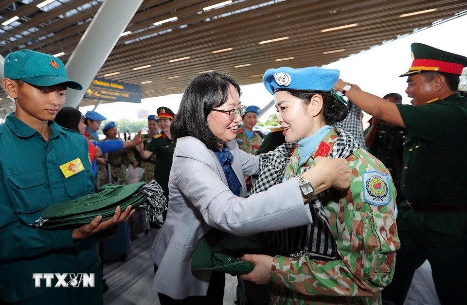 Bà Trần Thị Diệu Thúy, Phó Chủ tịch Ủy ban Nhân dân Thành phố Hồ Chí Minh tặng khăn rằn tri ân lực lượng tham gia diễu binh, diễu hành trước giờ lên máy bay trở về đơn vị. (Ảnh: Xuân Khu/TTXVN)