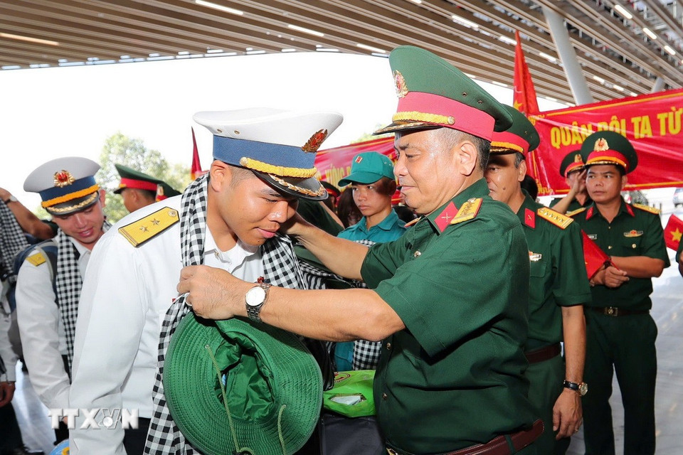 Các lực lượng tham gia lễ diễu binh, diễu hành hoàn thành nhiệm vụ trở về đơn vị trong sự trân trọng của người dân Thành phố Hồ Chí Minh. (Ảnh: Xuân Khu/TTXVN)