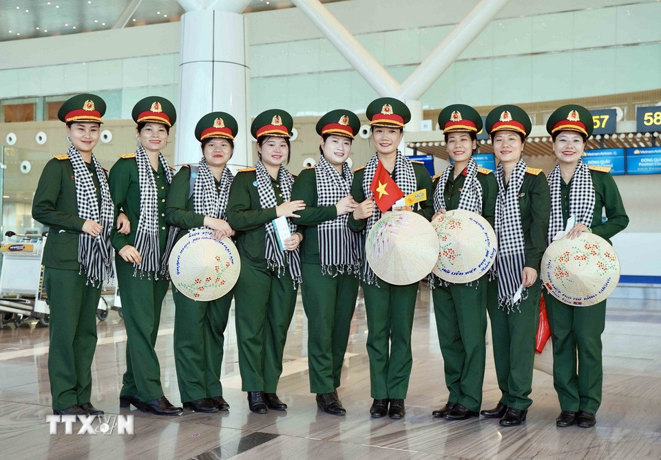 Niềm vui của các chiến sỹ sau khi hoàn thành nhiệm vụ tại lễ diễu binh, diễu hành trong Lễ kỷ niệm 50 năm ngày Giải phóng miền Nam, thống nhất đất nước. (Ảnh: Xuân Khu/TTXVN)