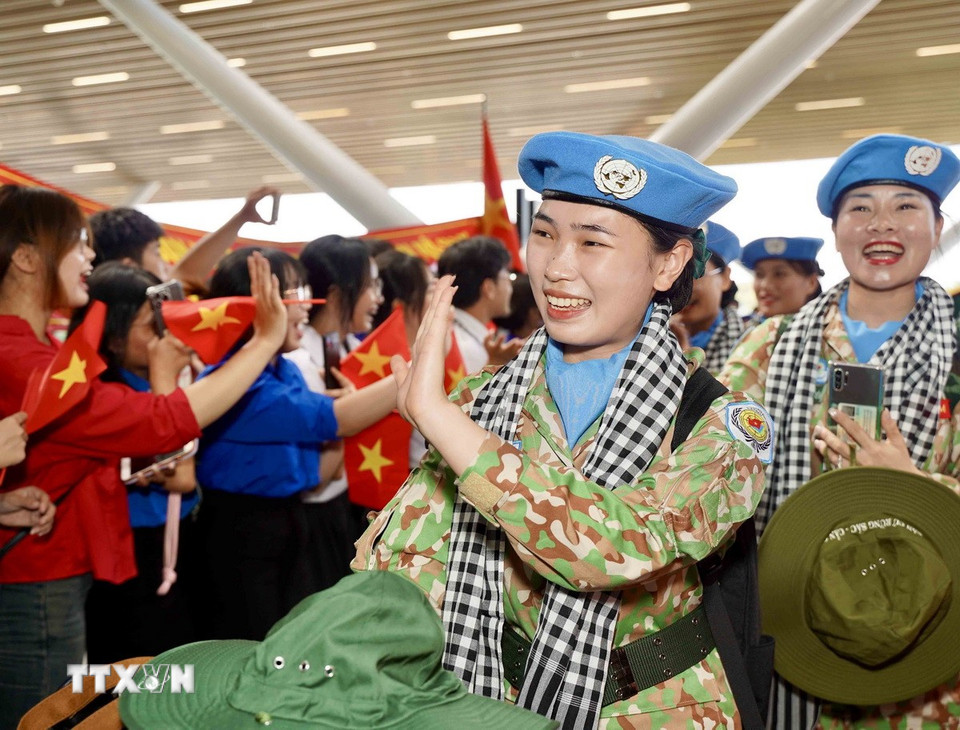 Các chiến sỹ trong đội hình diễu binh, diễu hành tại Lễ kỷ niệm 50 năm ngày Giải phóng miền Nam, thống nhất đất nước chia tay người dân Thành phố trở về đơn vị. (Ảnh: Xuân Khu/TTXVN)