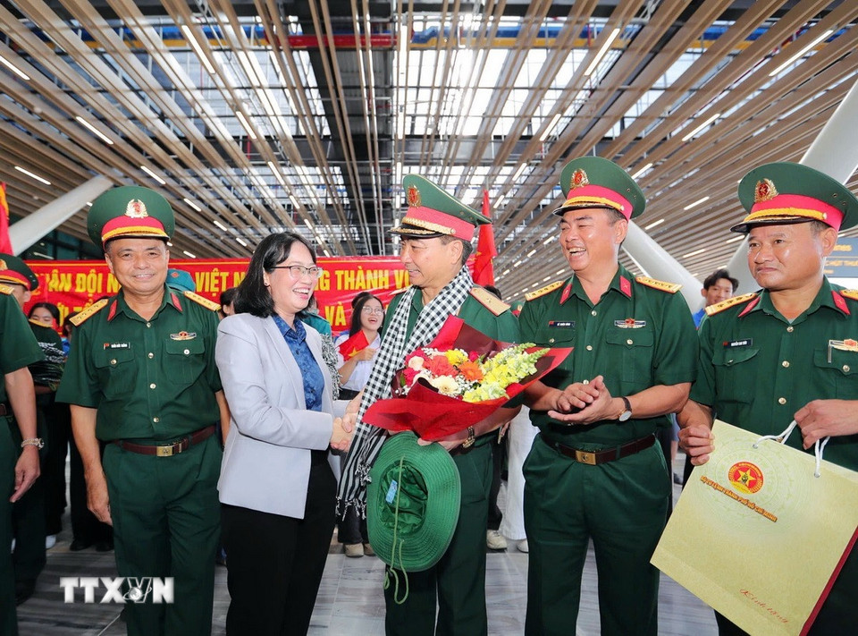 Bà Trần Thị Diệu Thúy, Phó Chủ tịch Ủy ban Nhân dân Thành phố Hồ Chí Minh tặng hoa tri ân lực lượng tham gia diễu binh, diễu hành trước giờ lên máy bay trở về đơn vị. (Ảnh: Xuân Khu/TTXVN)