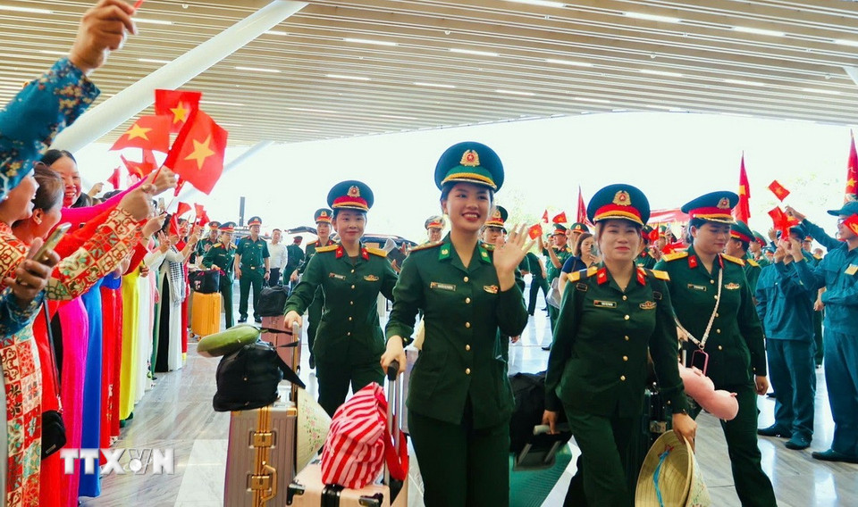 Người dân Thành phố đến tri ân, chia tay các lực lượng tham gia diễu binh, diễu hành trở về đơn vị. (Ảnh: Xuân Khu/TTXVN)