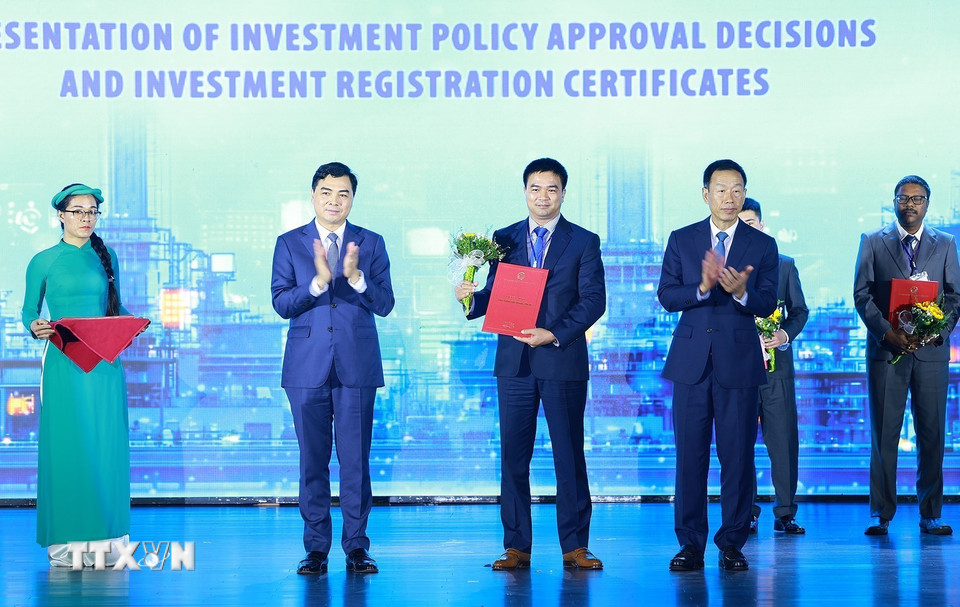 Lãnh đạo tỉnh Thanh Hoá trao quyết định chủ trương đầu tư và chứng nhận đăng ký đầu tư cho các doanh nghiệp. (Ảnh: Dương Giang/TTXVN)