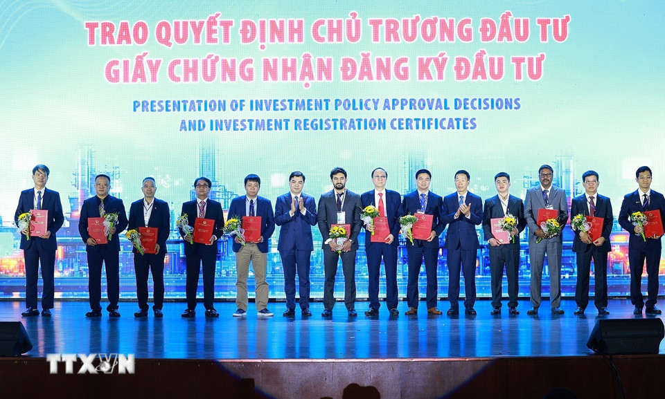 Lãnh đạo tỉnh Thanh Hoá trao quyết định chủ trương đầu tư và chứng nhận đăng ký đầu tư cho các doanh nghiệp. (Ảnh: Dương Giang/TTXVN)