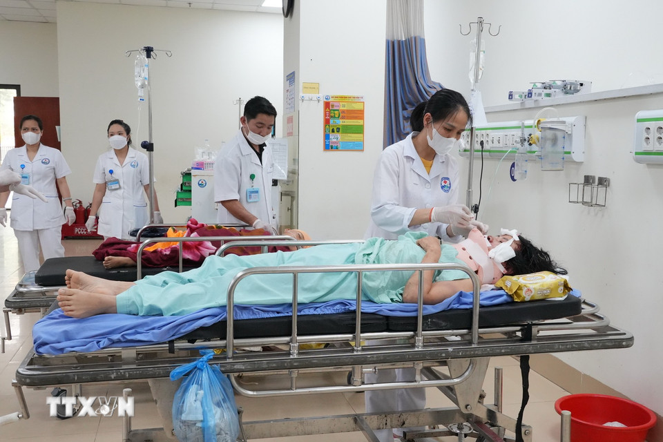 Bệnh viện đa khoa Vĩnh Phúc đang tiếp nhận, cứu chữa 4 nạn nhân trong vụ tai nạn xe khách lao xuống vực ở Tam Đảo. (Ảnh: Nguyễn Thảo/TTXVN)