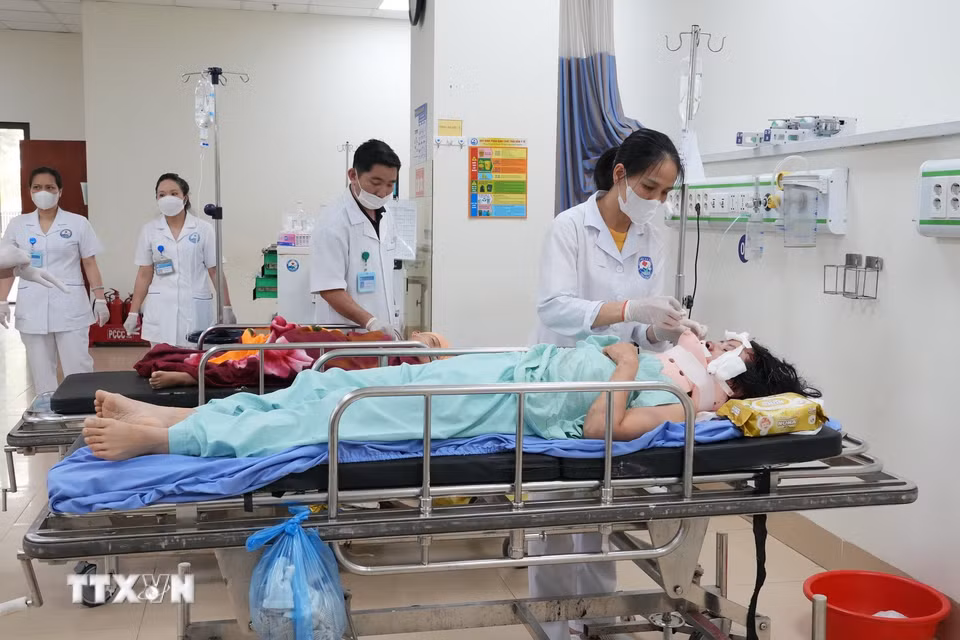 Bệnh viện đa khoa Vĩnh Phúc đang tiếp nhận, cứu chữa 4 nạn nhân trong vụ tai nạn xe khách lao xuống vực ở Tam Đảo. (Ảnh: Nguyễn Thảo/TTXVN)