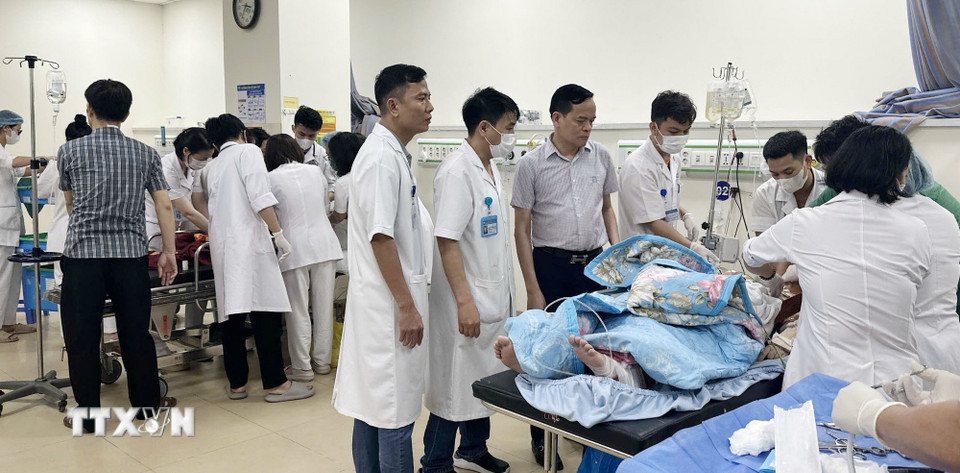 Bệnh viên Đa khoa Vĩnh Phúc, tỉnh Phú Thọ huy động nhân lực cứu chữa nạn nhân vụ tại nạn. (Ảnh: Nguyễn Thảo/TTXVN)