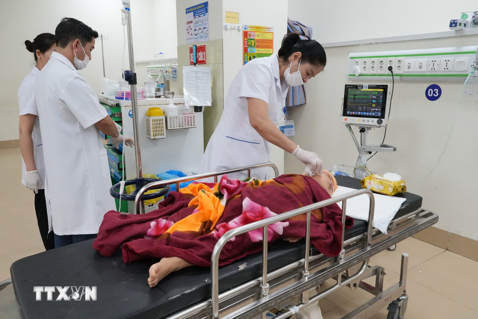 Bệnh nhân nhi 5 tuổi được bác sỹ bệnh viên đa khoa Vĩnh Phúc tích cực cấp cứu, điều trị. (Ảnh: Nguyễn Thảo/ TTXVN)