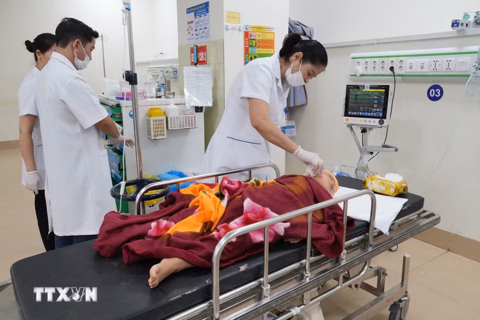 Bệnh nhân nhi 5 tuổi được bác sỹ bệnh viên đa khoa Vĩnh Phúc tích cực cấp cứu, điều trị. (Ảnh: Nguyễn Thảo/ TTXVN)