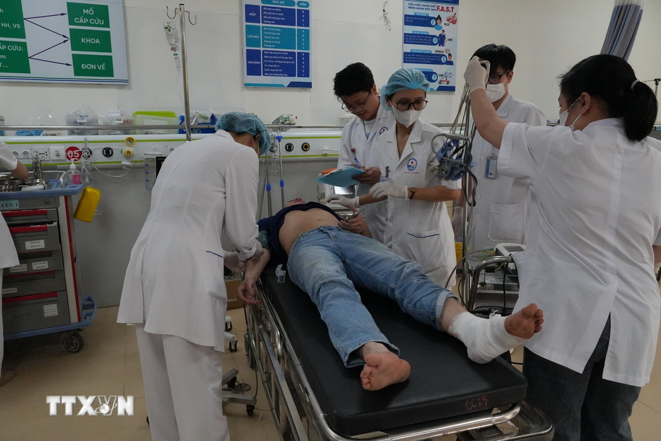 Nạn nhân vụ tai nạn đang được cấp cứu tại Bệnh viện đa khoa Vĩnh Phúc, tỉnh Phú Thọ. (Ảnh: Nguyễn Thảo/TTXVN)