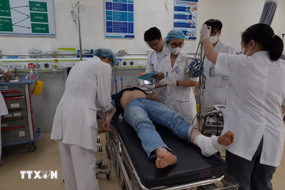 Nạn nhân vụ tai nạn đang được cấp cứu tại Bệnh viện đa khoa Vĩnh Phúc, tỉnh Phú Thọ. (Ảnh: Nguyễn Thảo/TTXVN)