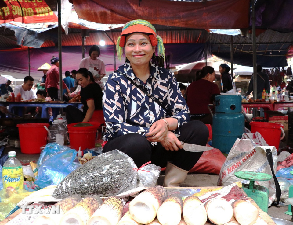 Vào chủ nhật hàng tuần, chợ phiên Phương Độ (Hà Giang 1, Tuyên Quang) lại nhộn nhịp và mang đậm hồn quê. (Ảnh: Đức Thọ/TTXVN)