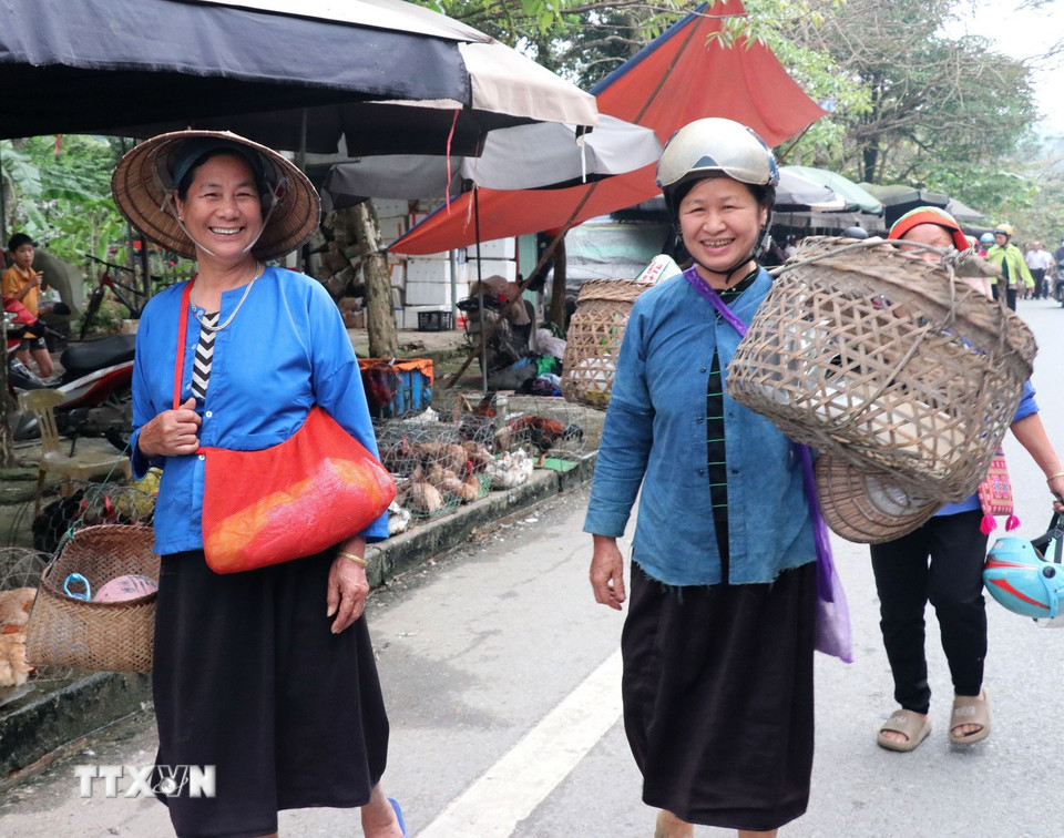 Bà con người dân tộc đi chợ phiên Phương Độ (Hà Giang 1, Tuyên Quang). (Ảnh: Đức Thọ/TTXVN)