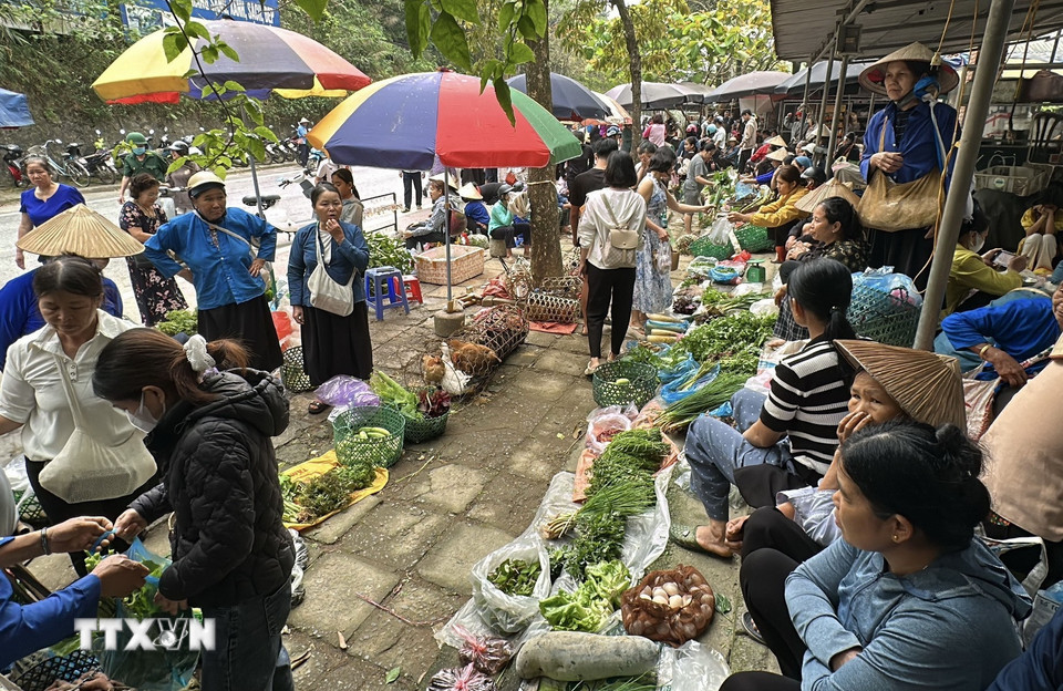 Vào chủ nhật hàng tuần, chợ phiên Phương Độ (Hà Giang 1, Tuyên Quang) lại nhộn nhịp và mang đậm hồn quê. (Ảnh: Đức Thọ/TTXVN)