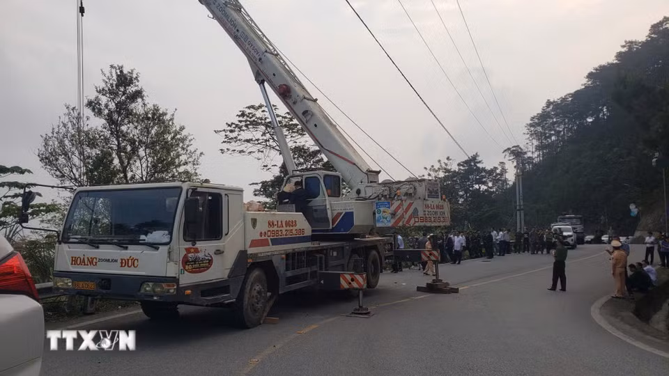 Xe chuyên dụng được huy động để kéo chiếc xe bị nạn tại xã Tam Đảo. (Ảnh: Hoàng Hùng/TTXVN)