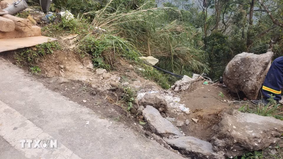 Vị trí xe ôtô lao xuống vực Tam Đảo tại km số 21. (Ảnh: Hoàng Hùng/TTXVN)