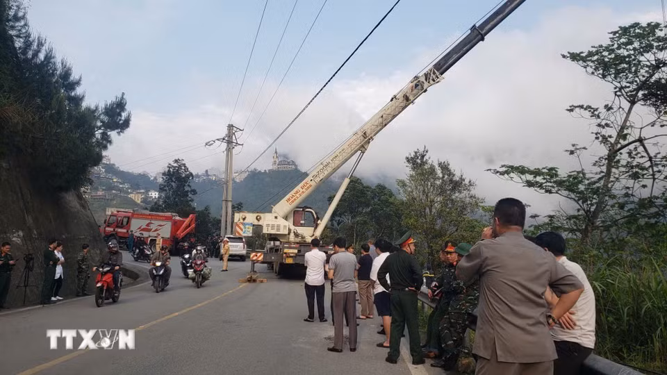 Xe chuyên dụng được huy động để kéo chiếc xe bị nạn tại xã Tam Đảo. (Ảnh: Hoàng Hùng/TTXVN)