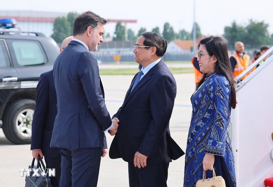 Lễ đón Thủ tướng Phạm Minh Chính và Phu nhân đến sân bay Orly, Thủ đô Paris. (Ảnh: Dương Giang/TTXVN)