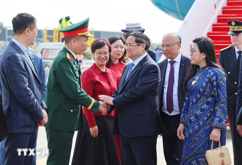Cán bộ, nhân viên Đại sứ quán Việt Nam tại Paris đón Thủ tướng Phạm Minh Chính và Phu nhân. (Ảnh: Dương Giang/TTXVN)