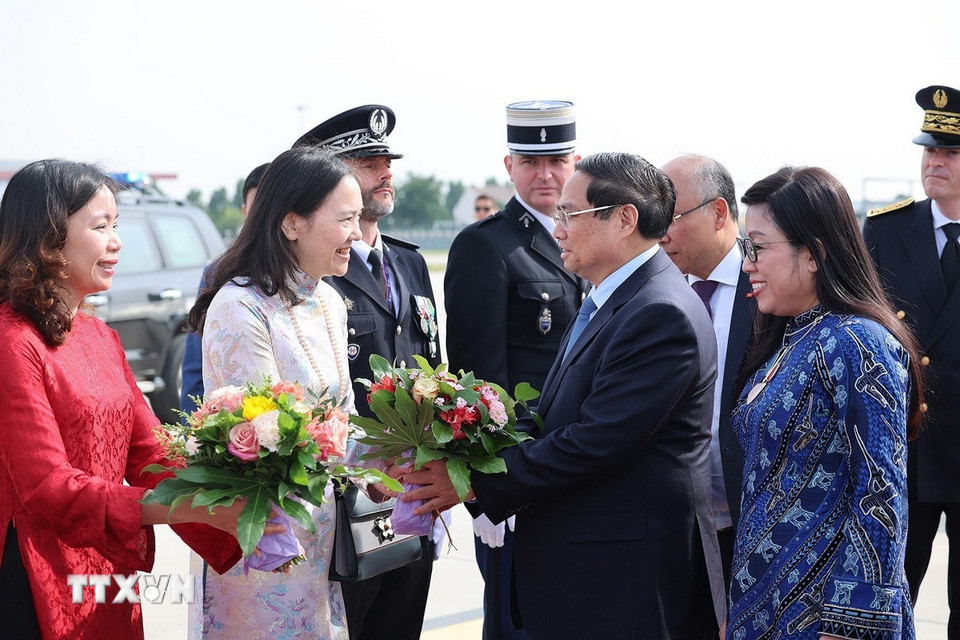 Cán bộ, nhân viên Đại sứ quán Việt Nam tại Paris đón Thủ tướng Phạm Minh Chính và Phu nhân. (Ảnh: Dương Giang/TTXVN)