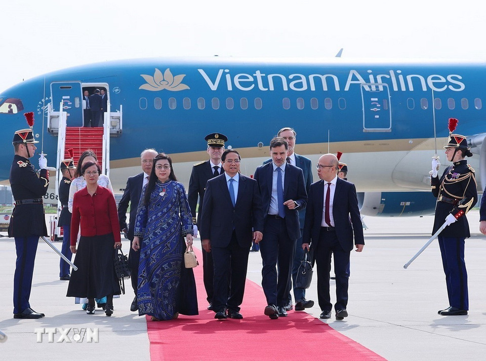 Lễ đón Thủ tướng Phạm Minh Chính và Phu nhân đến sân bay Orly, Thủ đô Paris. (Ảnh: Dương Giang/TTXVN)