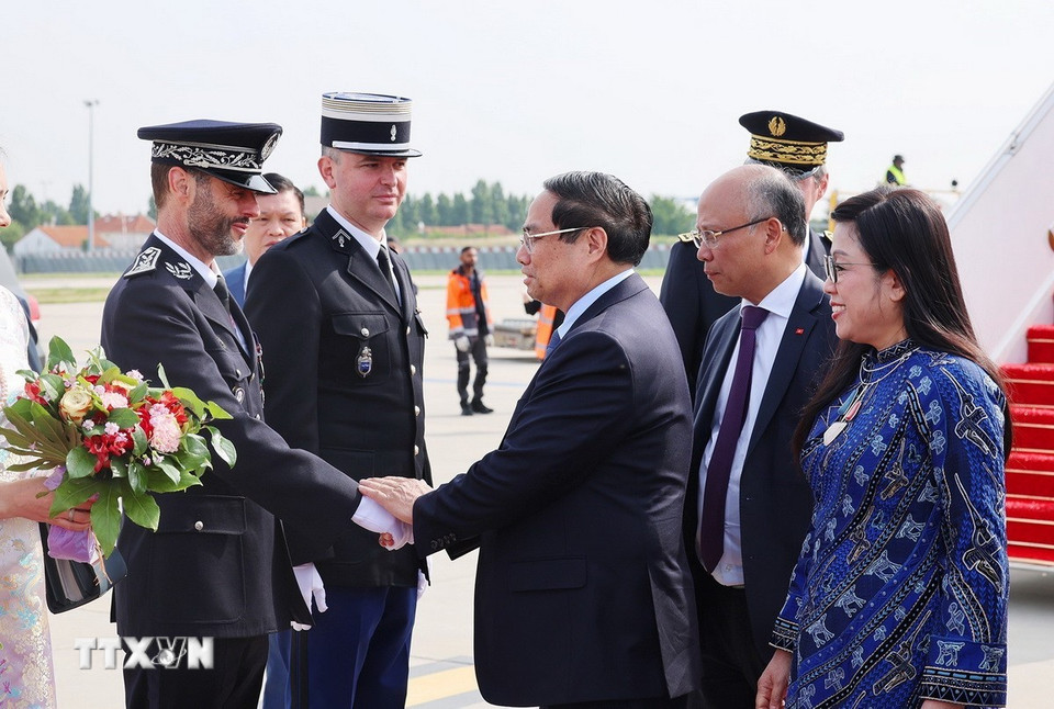 Lễ đón Thủ tướng Phạm Minh Chính và Phu nhân đến sân bay Orly, Thủ đô Paris. (Ảnh: Dương Giang/TTXVN)