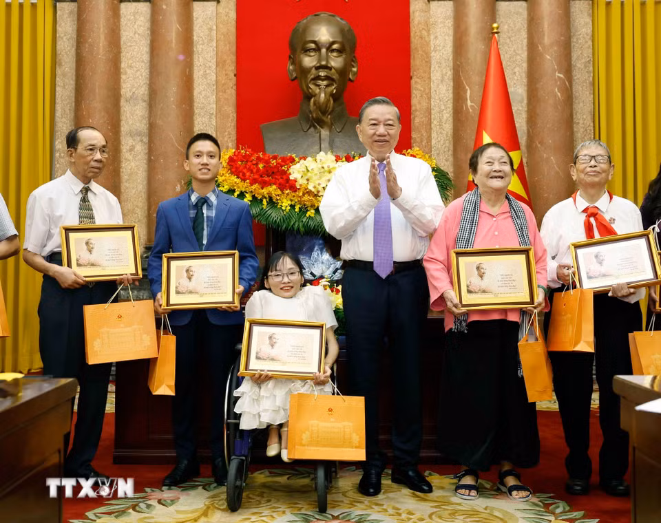 Tổng Bí thư, Chủ tịch nước Tô Lâm tặng quà cho các đại biểu. (Ảnh: Thống Nhất/ TTXVN)