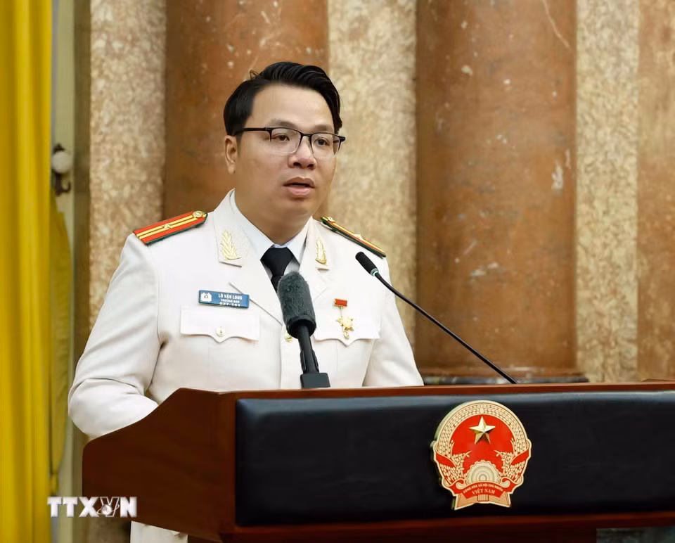 Thiếu tá Lò Văn Long, Trưởng ban Thanh niên công an tỉnh Điện Biên, đại diện chương trình con nuôi công an tỉnh Điện Biên, đang trực tiếp chăm sóc, nuôi dưỡng 12 cháu nhỏ người Lào có hoàn cảnh khó khăn, và 28 cháu nhỏ có hoàn cảnh đặc biệt người Việt. (Ảnh: Thống Nhất/ TTXVN)