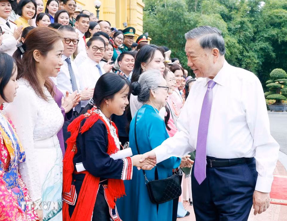 Tổng Bí thư, Chủ tịch nước Tô Lâm và các đại biểu. (Ảnh: Thống Nhất/TTXVN)