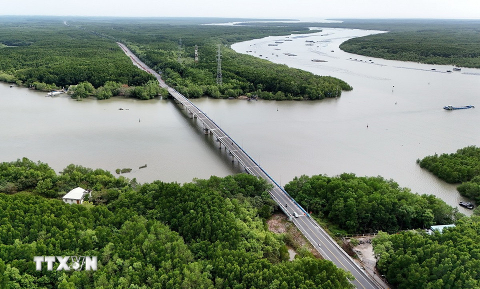 Đường Rừng Sác đoạn qua sông Dần Xây xuyên rừng ngập mặn Cần Giờ nhìn từ trên cao. (Ảnh: Hồng Đạt/ TTXVN)