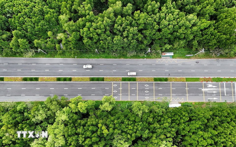 Đường Rừng Sác đoạn có 6 làn xe với hạng mục an toàn giao thông ấn tượng nhìn từ trên cao. (Ảnh: Hồng Đạt/TTXVN)
