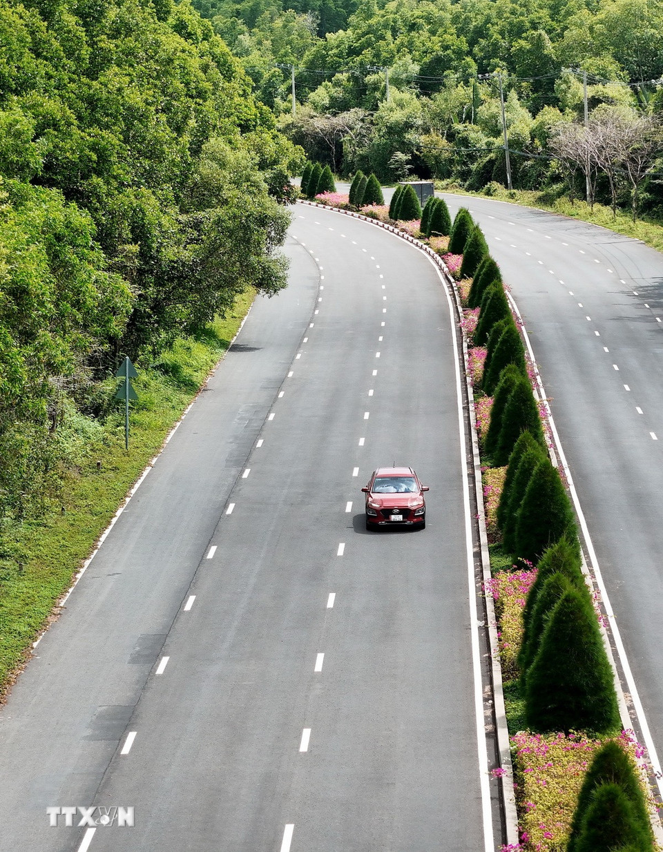 Do thuộc huyện ngoại thành nên lượng xe đi lại trên đường Rừng Sác còn ít. (Ảnh: Hồng Đạt/TTXVN)