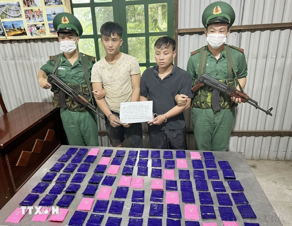 Bộ đội Biên phòng tỉnh Sơn La chủ trì, phối hợp với các lực lượng chức năng bắt giữ hai đối tượng về hành vi mua bán trái phép chất ma túy, thu giữ 18.000 viên ma túy tổng hợp. (Ảnh: TTXVN phát)