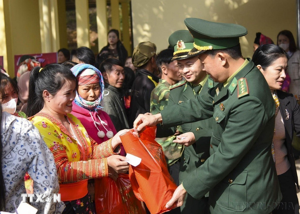 Người dân vùng cao vui vẻ nhận quà tại gian hàng 0 đồng trong Ngày hội “Xuân Biên phòng ấm lòng dân bản” do Bộ Chỉ huy Bộ đội Biên phòng tỉnh Điện Biên tổ chức (2024). (Ảnh: Xuân Tư/TTXVN)
