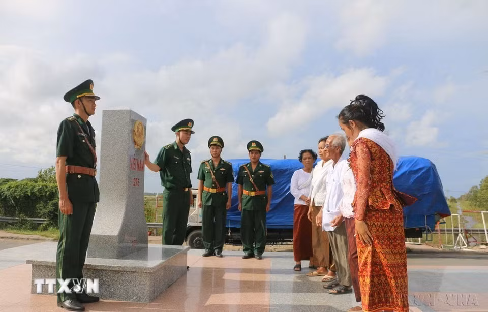 Cán bộ, chiến sỹ Đồn Biên phòng cửa khẩu quốc tế Tịnh Biên (An Giang) cùng bà con dân tộc Khmer tuần tra biên giới tại khu vực cột mốc 275. (Ảnh: Công Mạo/TTXVN)